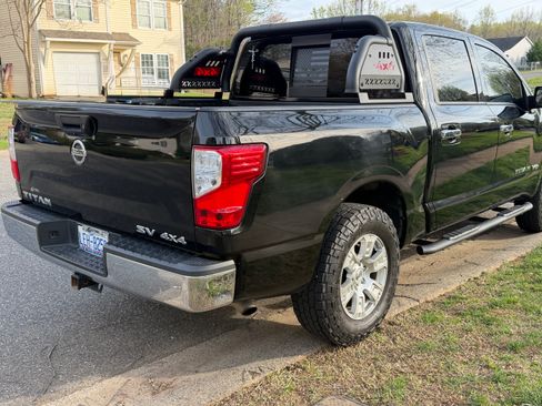 Used 2018 Nissan Titan SV image 10