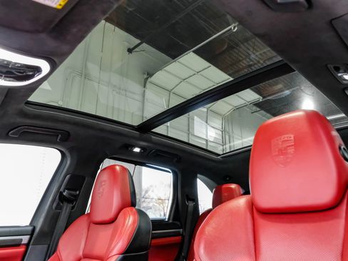 Used 2016 Porsche Cayenne Turbo S image 21