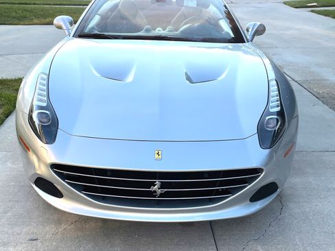 Used 2015 Ferrari California T image 4