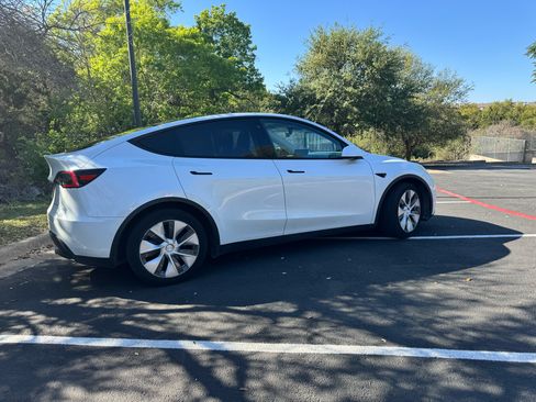 Used 2021 Tesla Model Y Long Range image 10