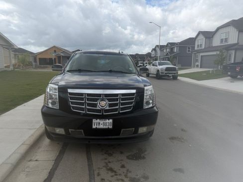 Used 2010 Cadillac Escalade ESV Premium image 4