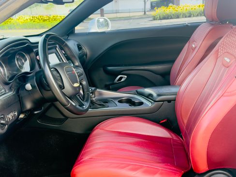 Used 2015 Dodge Challenger SXT w/ Driver Convenience Group RWD image 9