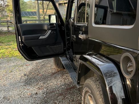 Used 2017 Jeep Wrangler Unlimited Sahara w/ Connectivity Group image 15