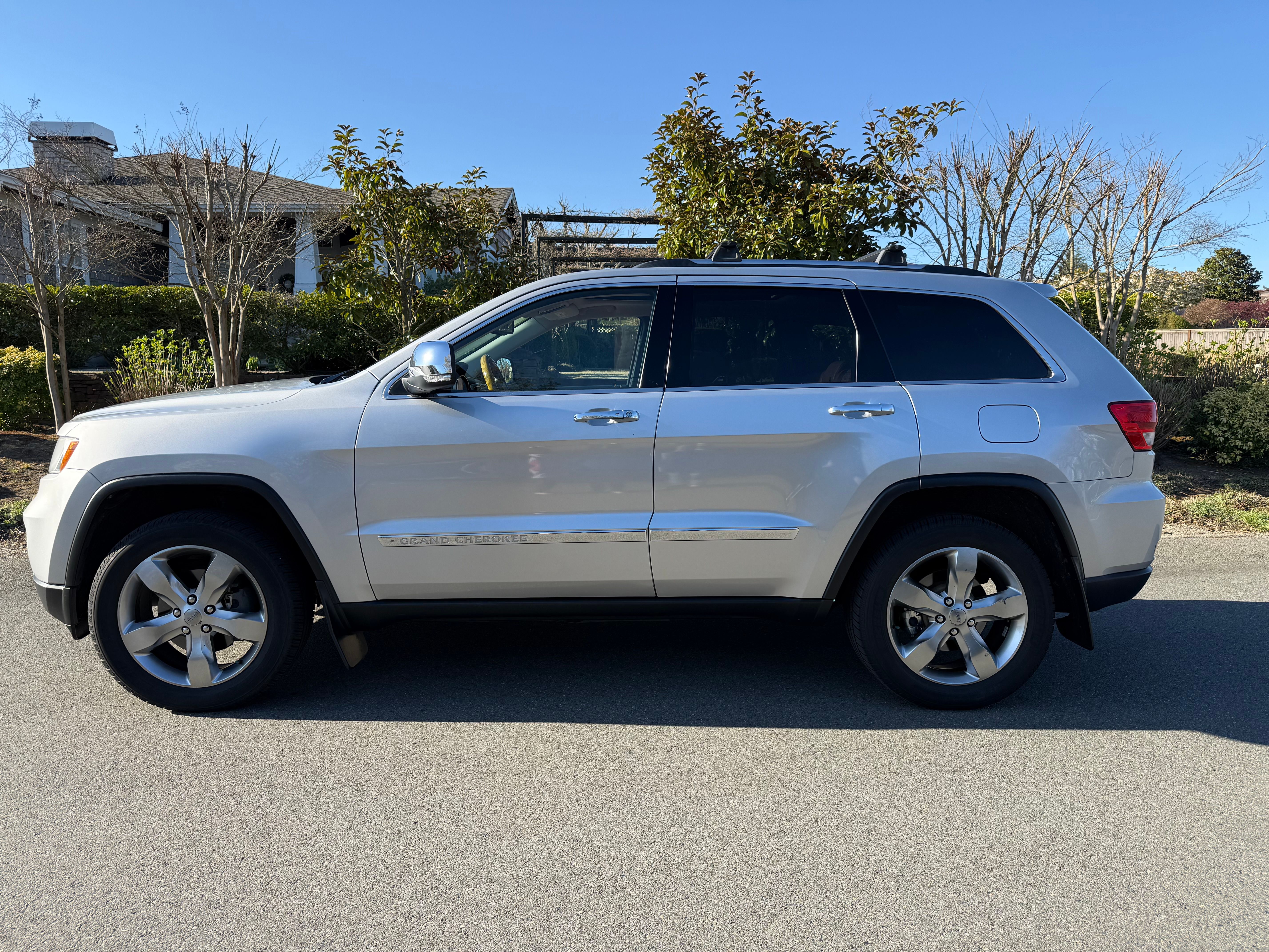 Used 2013 Jeep Grand Cherokee Overland AWD/4WD image 1