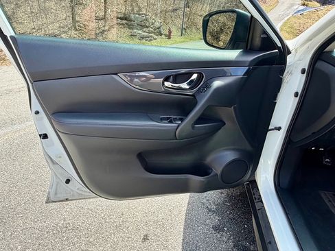 Used 2017 Nissan Rogue SV image 9