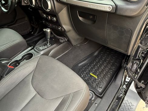 Used 2016 Jeep Wrangler Unlimited Sahara w/ Connectivity Group image 15