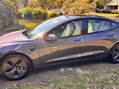 Used 2023 Tesla Model 3 Standard Range image 1