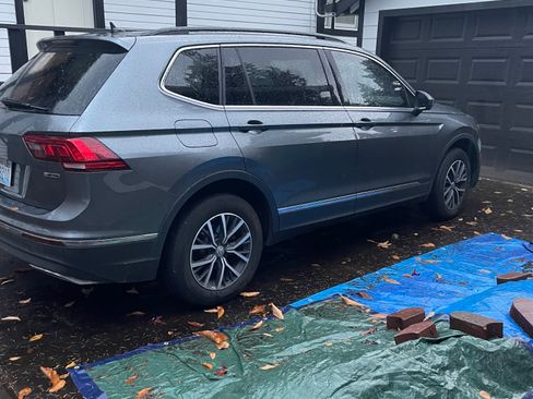 Used 2020 Volkswagen Tiguan SE w/ Panoramic Sunroof Package image 6