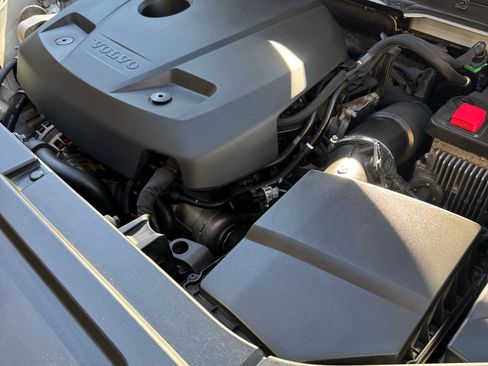 Used 2022 Volvo XC90 T5 Momentum w/ Protection Package Premier image 8