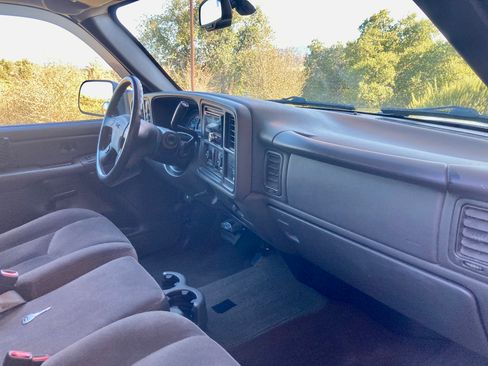 Used 2004 GMC Sierra 2500 SLE w/ Heavy-Duty Power Package AWD/4WD image 13