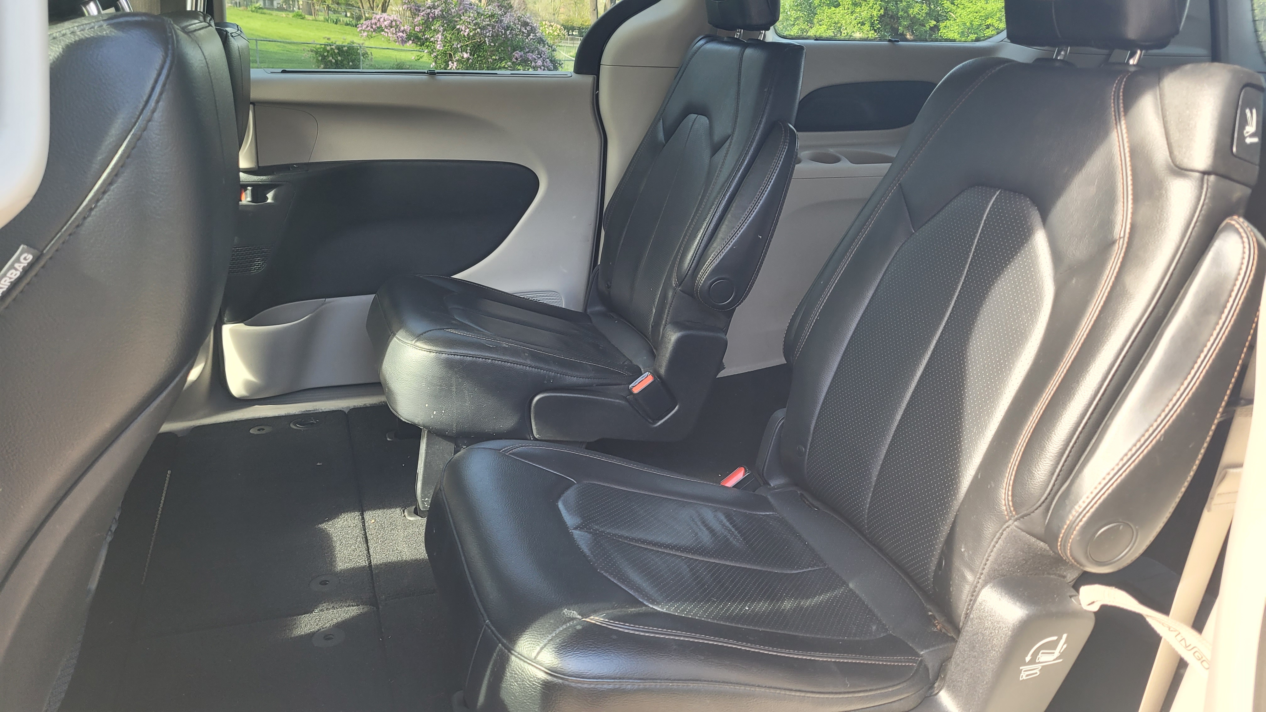 Used 2019 Chrysler Pacifica Touring-L FWD image 14