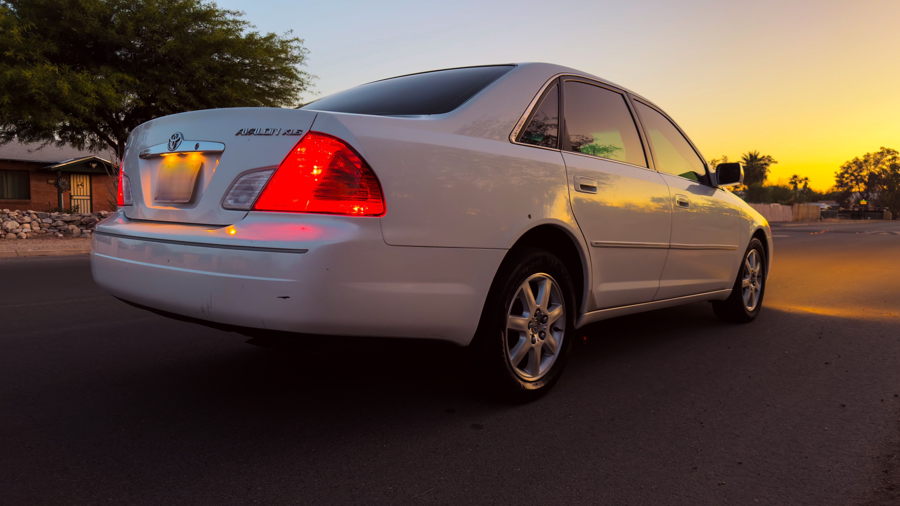 Used 2000 Toyota Avalon XL FWD image 1