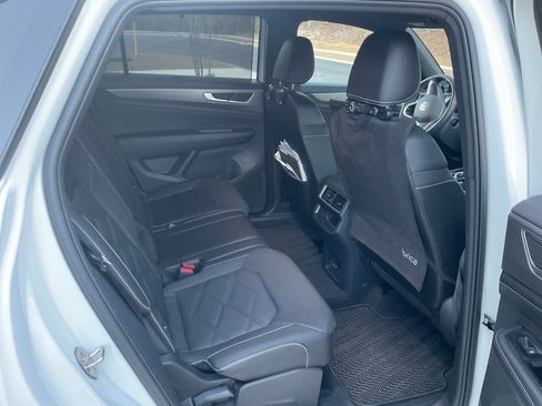 Used 2024 Volkswagen Atlas Cross Sport SE FWD image 5
