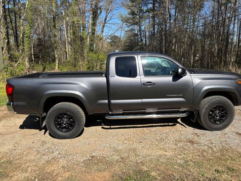 Used 2016 Toyota Tacoma SR5 w/ SR5 Appearance Package (SN) image 1