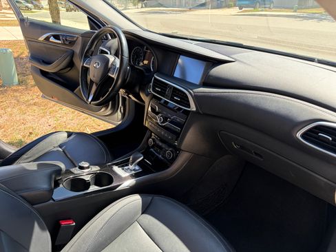 Used 2017 INFINITI QX30 Premium w/ Navigation Package image 8