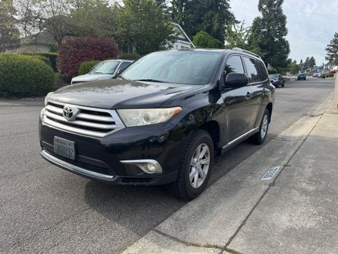 Used 2013 Toyota Highlander Plus AWD/4WD image 1