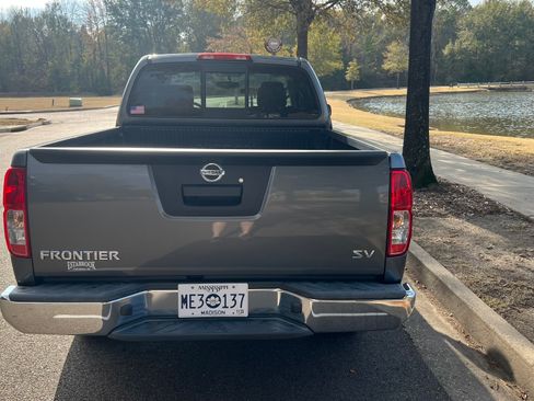 Used 2018 Nissan Frontier SV image 16