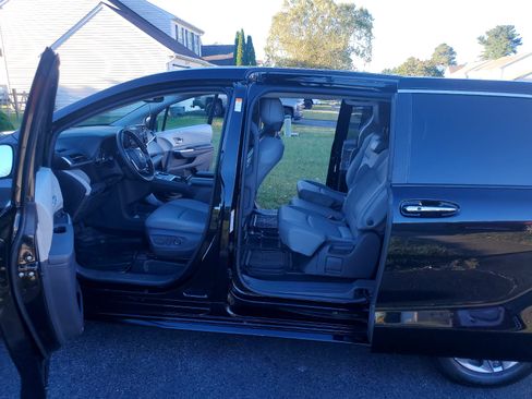 Used 2021 Toyota Sienna XLE image 2