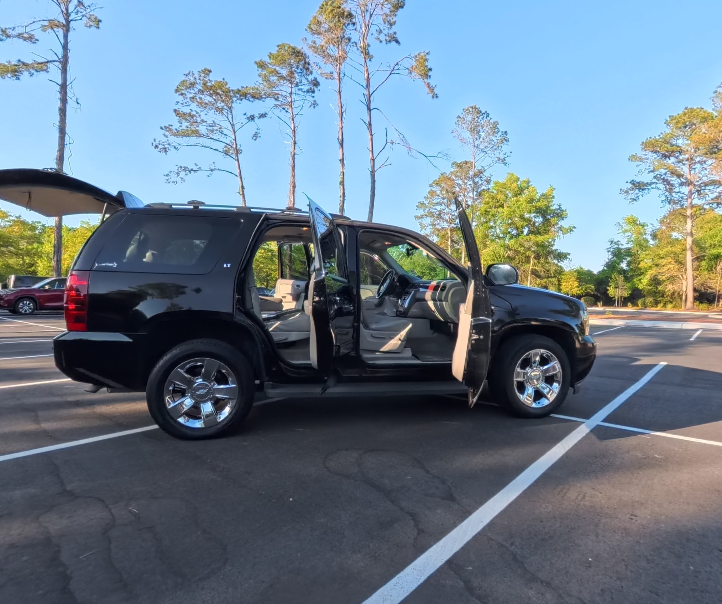 Used 2010 Chevrolet Tahoe LT RWD image 1
