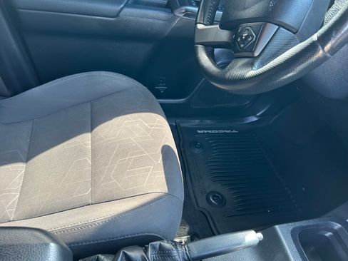 Used 2017 Toyota Tacoma TRD Sport AWD/4WD image 14