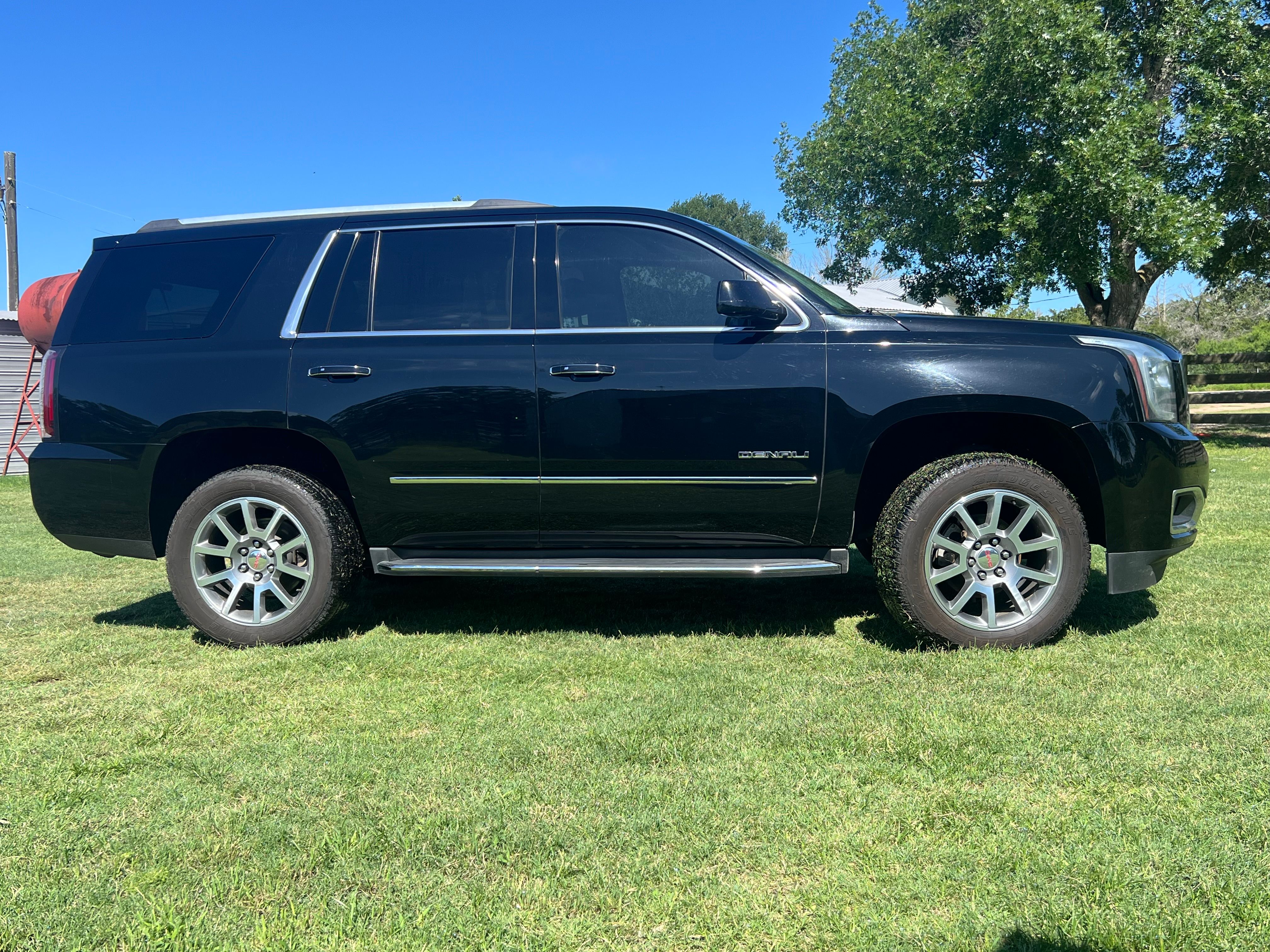 Used 2017 GMC Yukon Denali RWD image 2