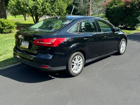 Used 2017 Ford Focus SE w/ Cold Weather Package FWD image 5
