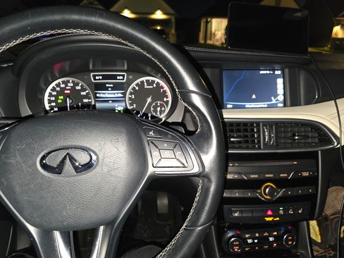 Used 2017 INFINITI QX30 Premium w/ Technology Package image 6