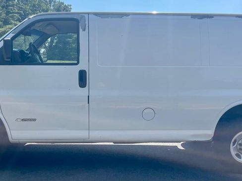 Used 2005 Chevrolet Express 2500 image 1