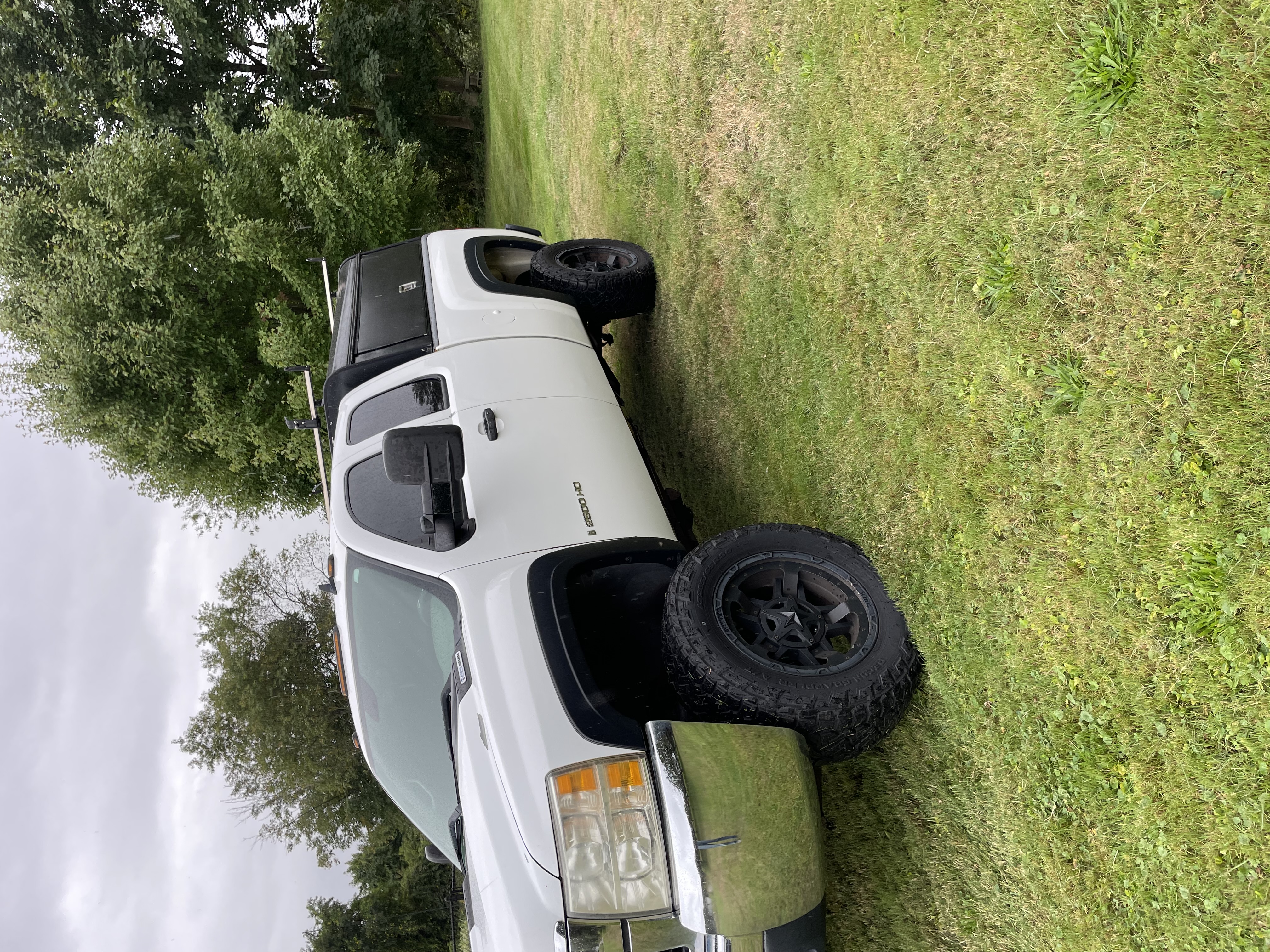 Used 2007 Chevrolet Silverado 2500 W/T w/ LS Package AWD/4WD image 2