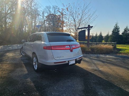Used 2019 Lincoln MKT AWD image 4