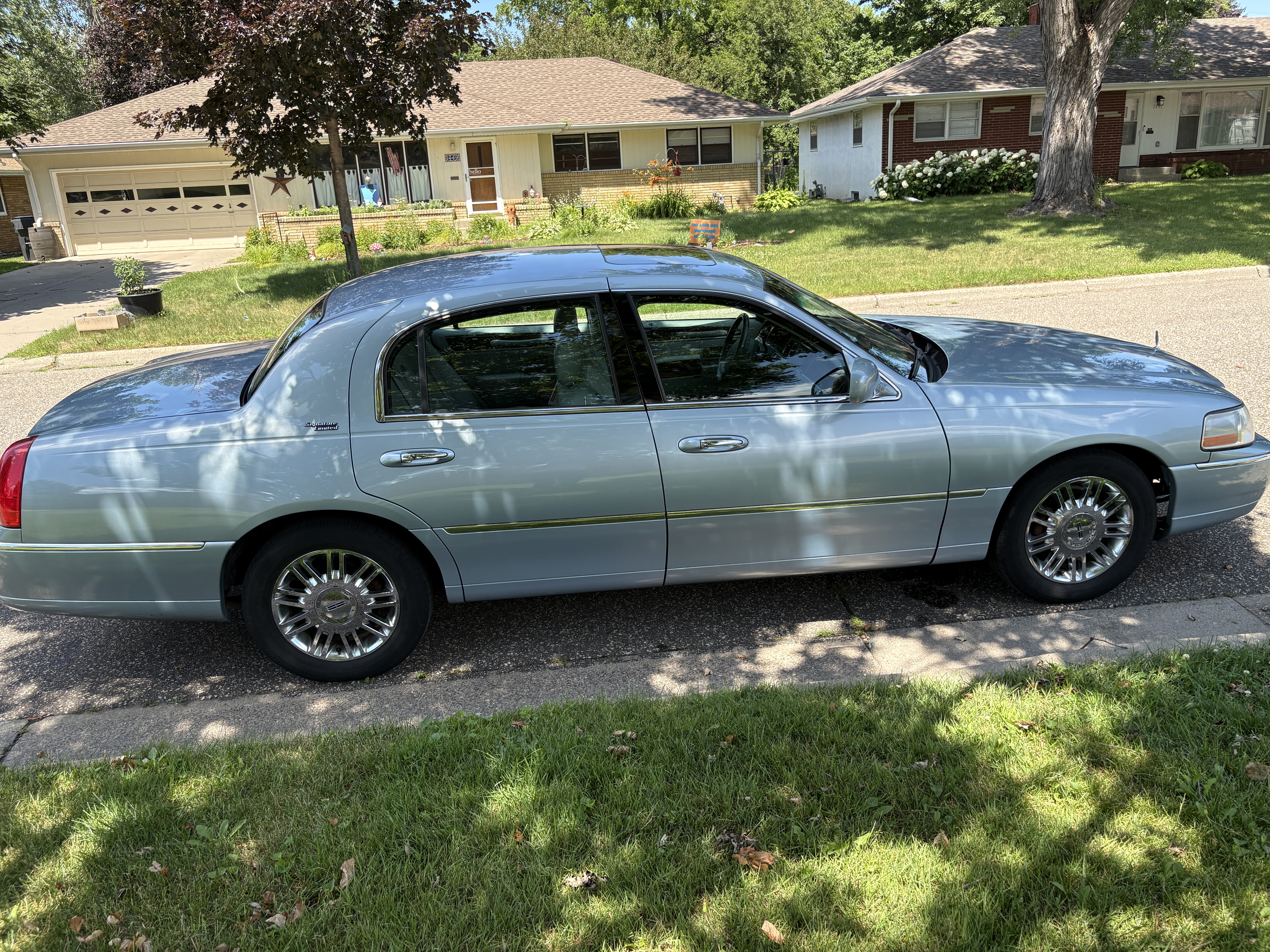 Used 2006 Lincoln Town Car Signature Limited RWD image 12