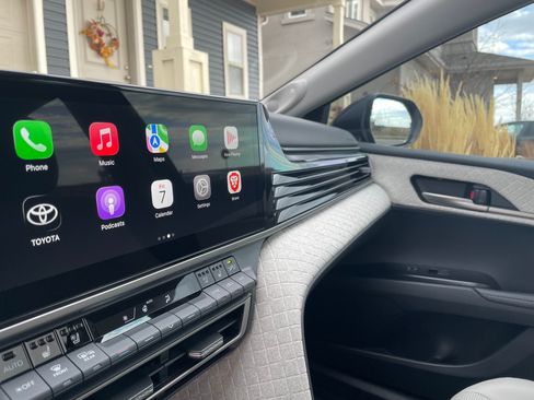 Used 2025 Toyota Camry XLE image 11