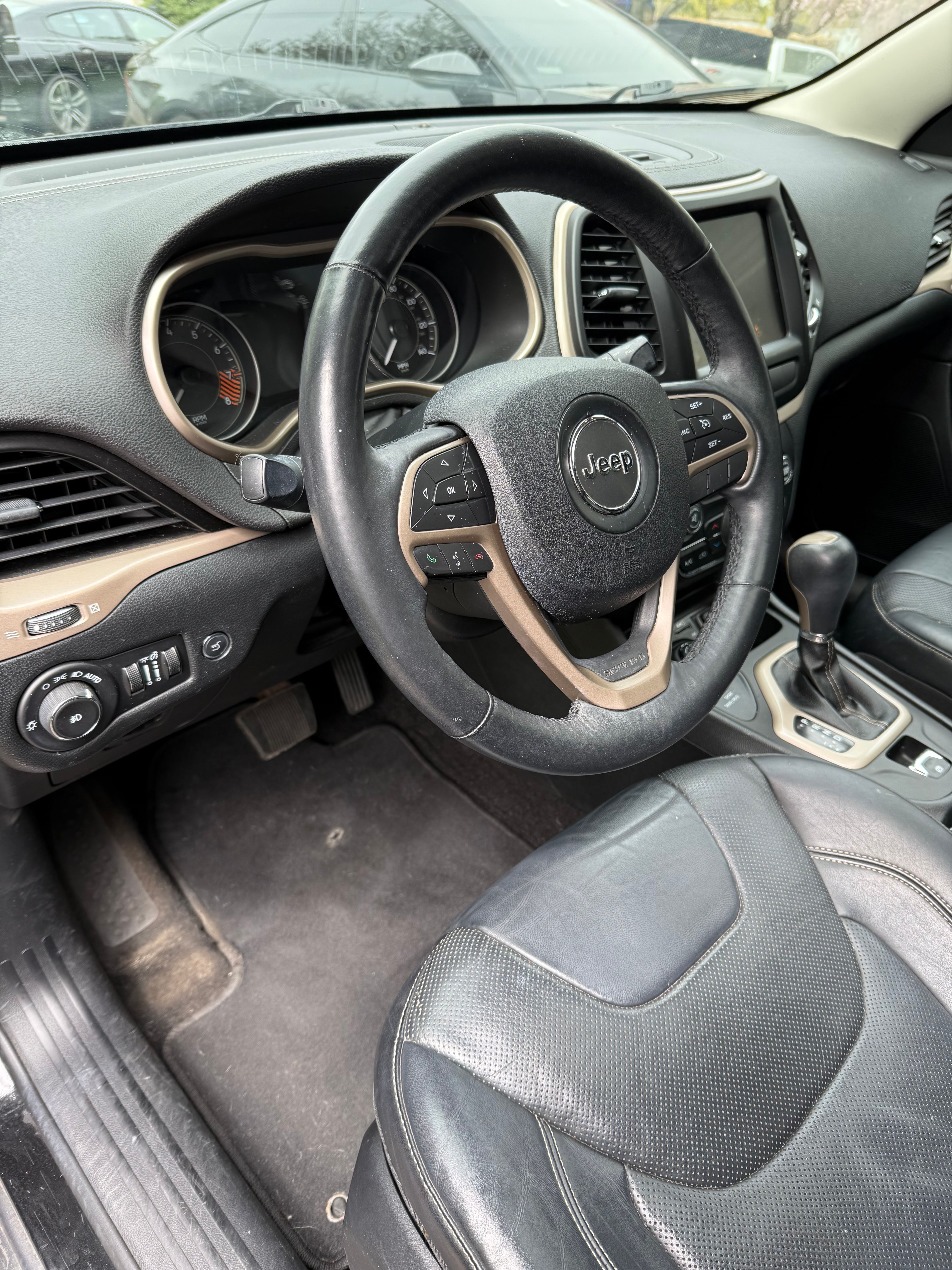 Used 2014 Jeep Cherokee Limited w/ Luxury Group AWD/4WD image 6