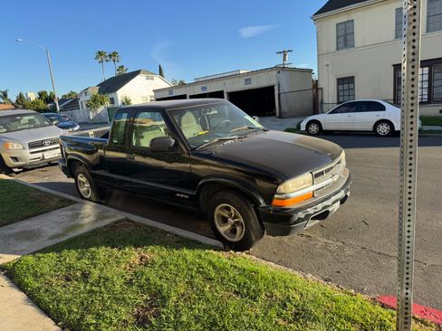 Used 1998 Chevrolet S10 Pickup LS w/ Preferred Equipment Group image 1