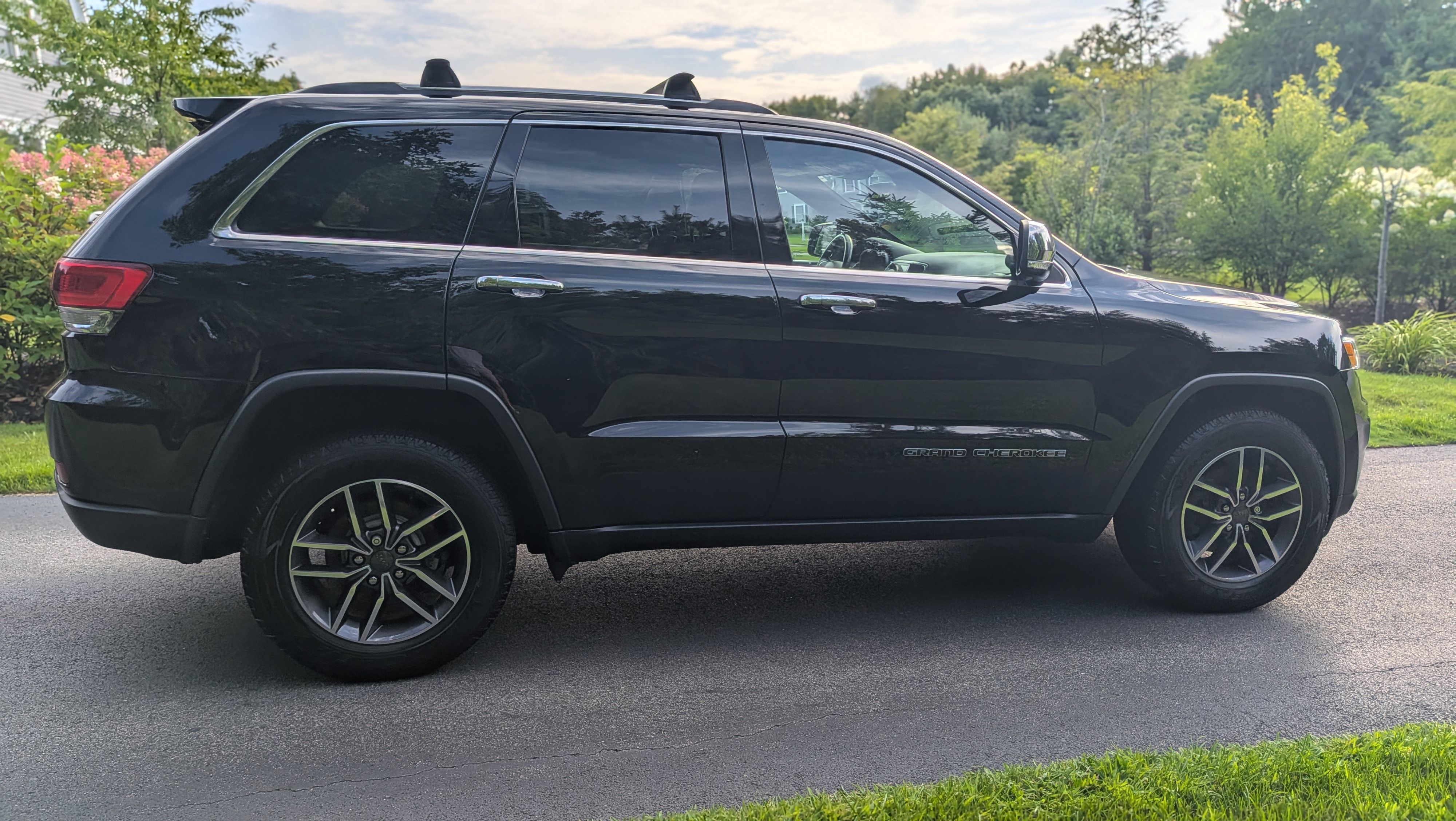 Used 2019 Jeep Grand Cherokee Limited AWD/4WD image 5