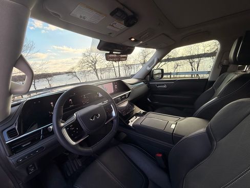 Used 2025 INFINITI QX80 Sensory image 12