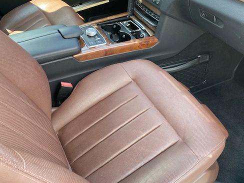 Used 2010 Mercedes-Benz E 550 4MATIC Sedan image 19