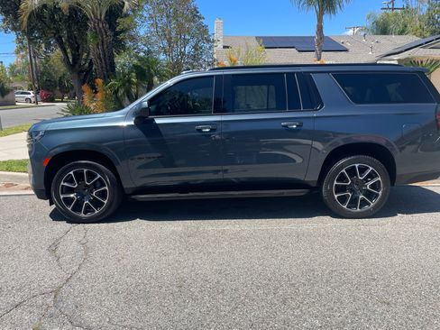 Used 2021 Chevrolet Suburban RST RWD image 2