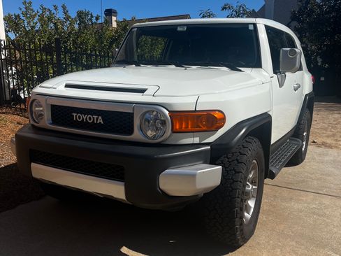 Used 2013 Toyota FJ Cruiser 4WD w/ Convenience Pkg image 2