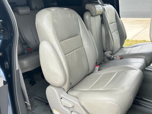 Used 2017 Toyota Sienna LE image 12