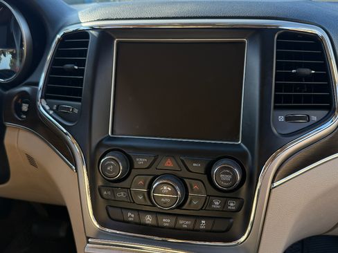 Used 2017 Jeep Grand Cherokee Limited w/ Luxury Group II RWD image 2