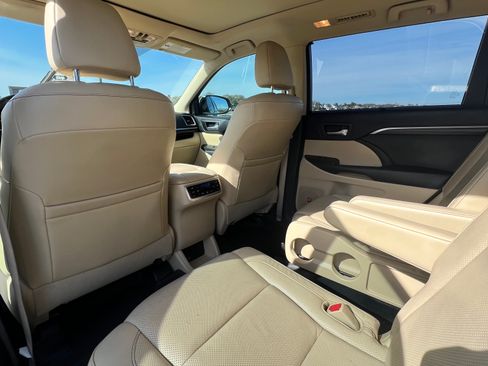 Used 2015 Toyota Highlander Limited Platinum image 12