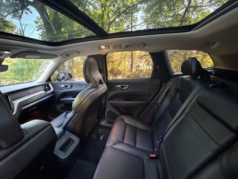 Used 2019 Volvo XC60 T5 Momentum w/ Premium Package AWD/4WD image 17