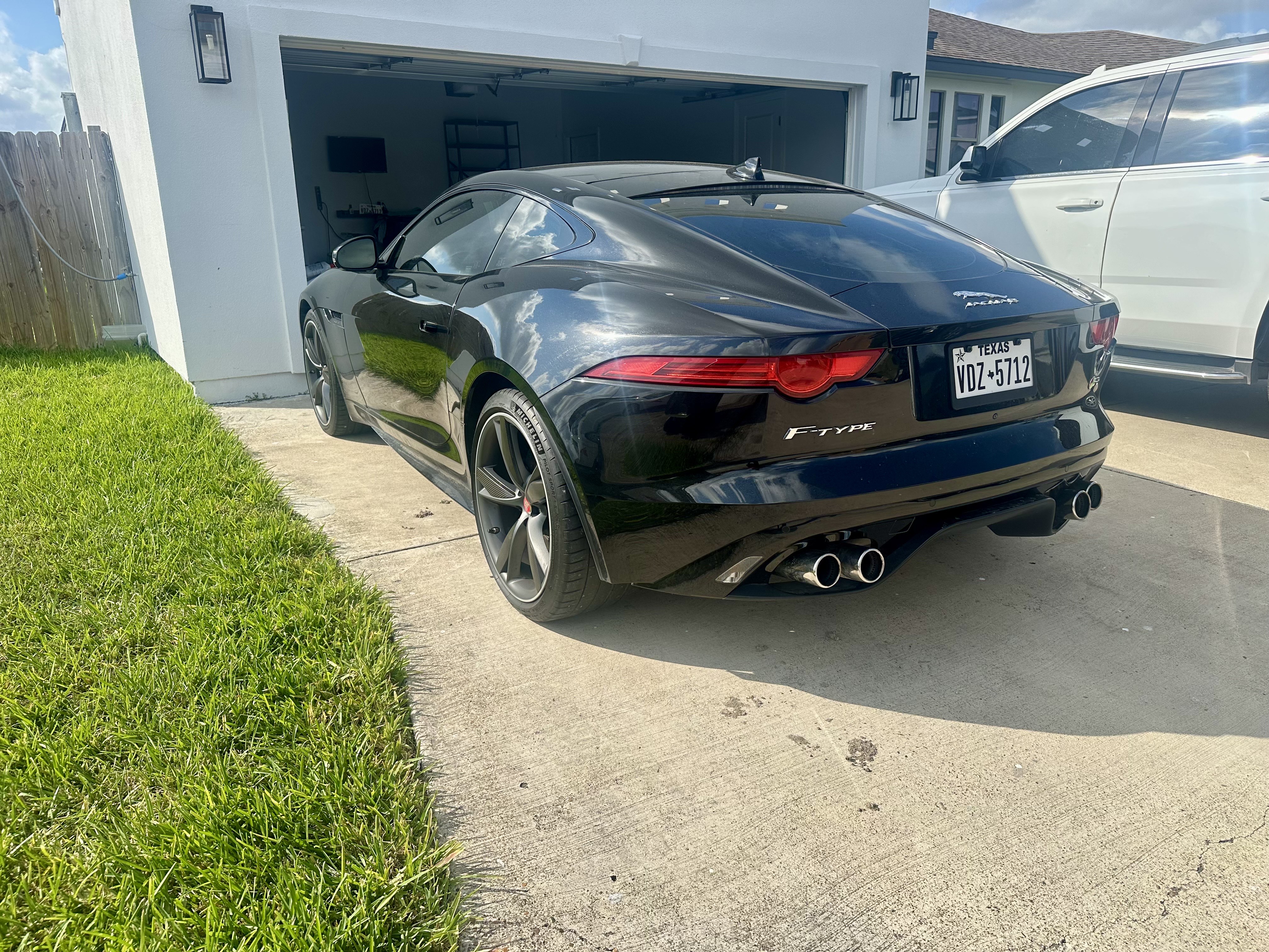 Used 2015 Jaguar F-TYPE R RWD image 12