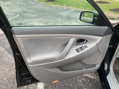 Used 2011 Toyota Camry LE image 13