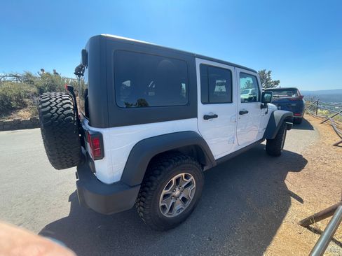 Used 2018 Jeep Wrangler Unlimited Rubicon w/ Connectivity Group AWD/4WD image 2
