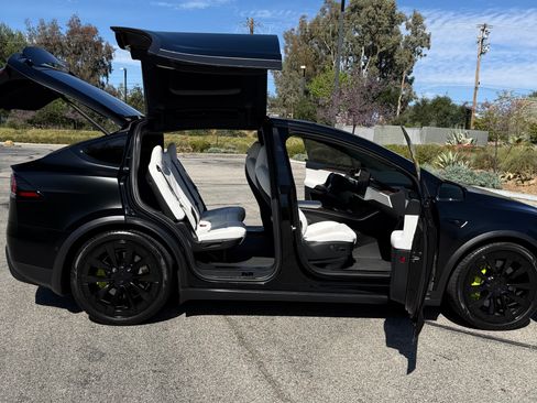 Used 2022 Tesla Model X image 9