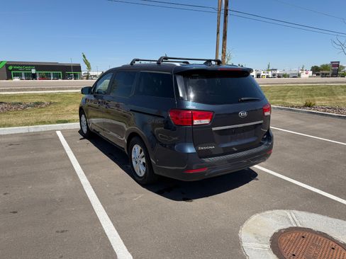 Used 2015 Kia Sedona LX w/ LX Convenience Package FWD image 10