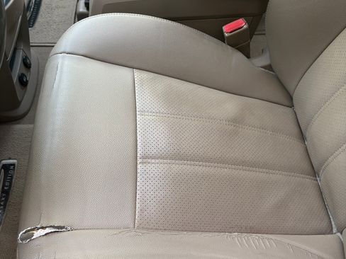 Used 2016 Chrysler Town & Country Touring-L FWD image 9