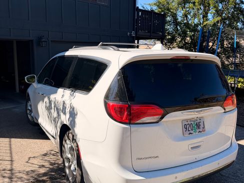 Used 2017 Chrysler Pacifica Touring-L FWD image 10